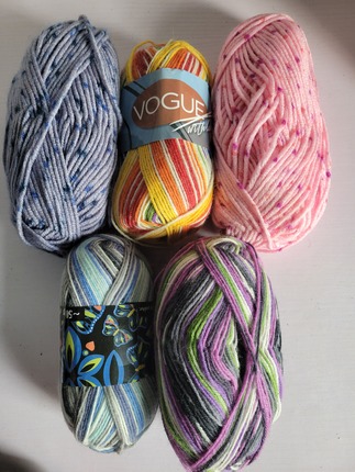 VARIGATED VOGUE YARN